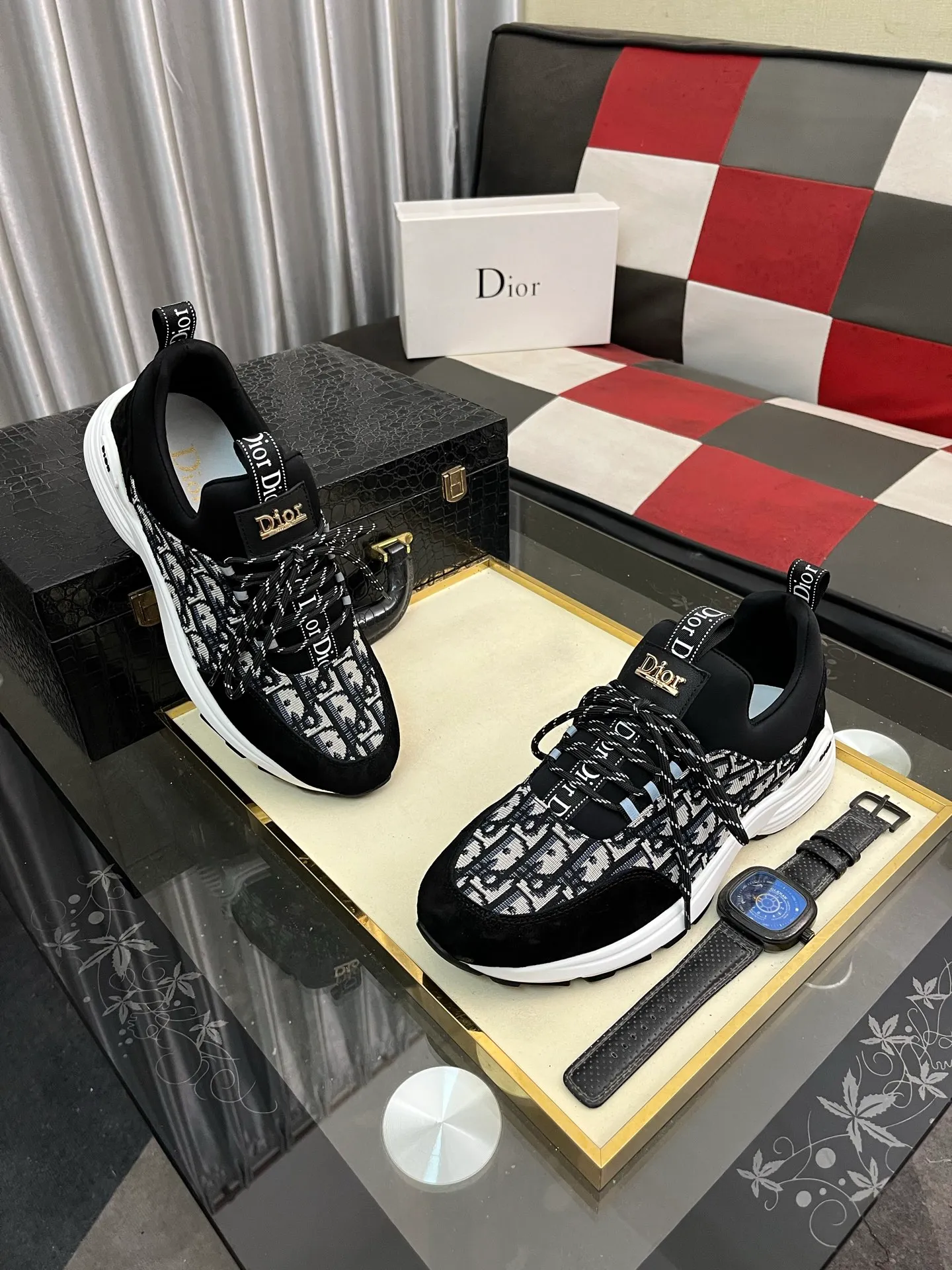 Men's Men's Shoes💰440⌚️⌚️ Dior's casual and sporty style combines the elements of dad's bag-soled shoes. It has successfully broken through the dad shoe style that has been on the streets in recent years and has become a beautiful landscape in luxury goods. The fabric is high mercerized with breathable mesh. The mesh on both sides of the shoe is made of three layers of composite technology. The bottom process uses package molding fabrics: imported high mercerized 🐂 cowhide stitching with original customized D-shaped mesh code number: 38-444️⃣ Colors available